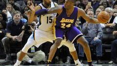 Kobe Bryant trata de postear ante Vince Carter.