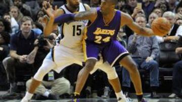 Kobe Bryant trata de postear ante Vince Carter.