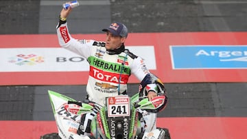 LIM12. LIMA (PERÚ), 06/01/2018. El piloto chileno de quads Ignacio Casale posa en la partida del rally Dakar con el podio de la partida simbólica en la etapa Lima-Pisco hoy, sábado 6 de enero del 2018, desarrollado en los exteriores del cuartel general del ejército, en la ciudad de Lima (Perú). EFE/Ernesto Arias