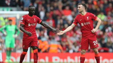 Sadio Mané y Diogo Jota, los dos goleadores del Liverpool en la victoria por 2-0 frente al Burnley, se saludan.