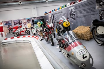 Vista general de las motos clásicas de los mundiales de velocidad, en la sección de competición del museo.