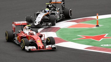 Kimi Raikkonen con el Ferrari por delante de Sergio P&eacute;rez con el Force India durante el GP de M&eacute;xico 2016.