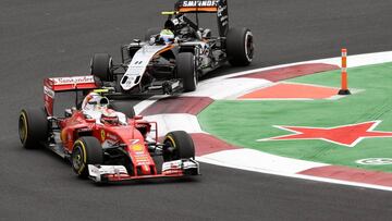 Kimi Raikkonen con el Ferrari por delante de Sergio P&eacute;rez con el Force India durante el GP de M&eacute;xico 2016.