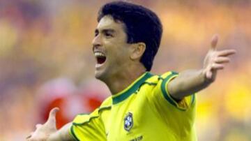 16 de agosto de 1964: Nace el ex futbolista brasileño Bebeto, campeón del mundo en 1994.