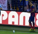 Lanzan un plátano a Dani Alves desde la grada y se lo come