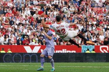 Rafa Mir dispara de chilena.