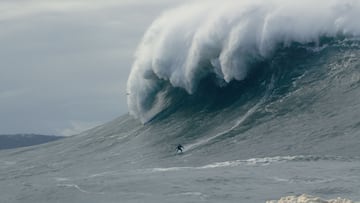Sebastian Steudtner surfeando una ola gigante en Nazaré