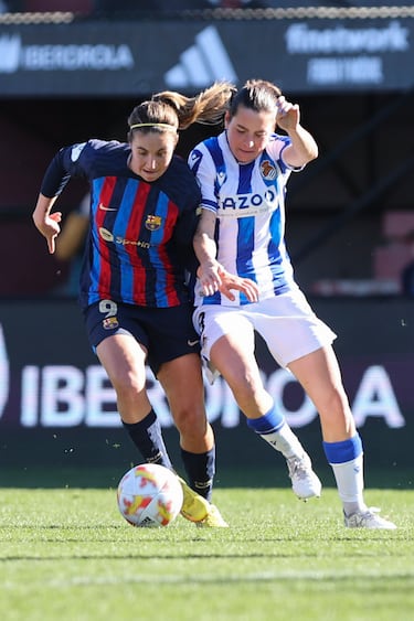 La futbolista de la Real Sociedad Iris Arnaiz lucha por el balón con Mariona Caldentey, del FC Barcelona Femenino, durante la final de la Supercopa de España de fútbol femenino.
