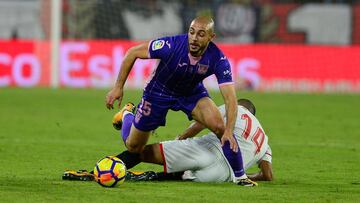 Leganes&#039; Moroccan forward Nordin Amrabat (up) jumps for the ball with Sevilla&#039;s Argentinian midfielder Guido Pizarro (down) during the Spanish league footbal match Sevilla FC vs Club Deportivo Leganes SAD at the Ramon Sanchez Pizjuan stadium in Sevilla on October  28, 2017. / AFP PHOTO / CRISTINA QUICLER