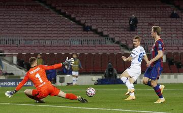 Vladyslav Supriaha y Marc-André ter Stegen.