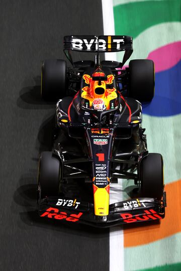 El piloto neerland¨¦s Max Verstappen conduciendo el Oracle Red Bull Racing RB19 en la pista durante el Gran Premio.