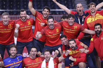 'Los Hispanos' celebran la medalla de bronce. 