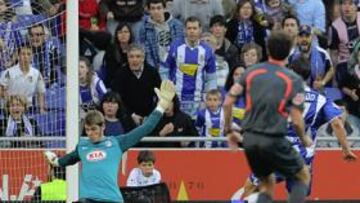 <b>SENSACIONAL DE GEA.</b> En el minuto 11, Osvaldo se quedó solo ante De Gea y el gol parecía inevitable, pero el portero hizo una exhibición de refl ejos y desvió con el pie.