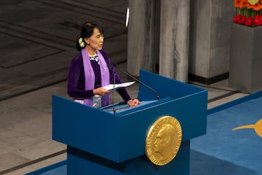 Aung San Suu Kyi ganó el Nobel de la Paz en 1991 por su lucha pacífica por la democracia en Birmania, la actual Myanmar. Entonces era el líder del movimiento democrático birmano y se encontraba bajo arresto domiciliario impuesto por la junta militar. El Comité le otorgó el galardón y destacó su compromiso con la no violencia y su valentía para enfrentarse sin violencia a un régimen militar. Aung San Suu Kyi fue liberada y se convirtió en consejera de Estado de Myanmar en 2016, cuando se le acusó de complicidad ante la persecución y matanza de la minoría musulmana rohinyá. Algunos pidieron que le retirasen el Nobel ante lo que parecía ser, finalmente, una líder que guardaba silencio ante la muerte de los rohinyás.
