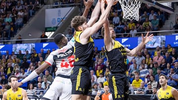 LA LAGUNA (TENERIFE), 06/04/2025.- El ala-pívot del Coviran Granada, Ndiaye (i), y los jugadores de La Laguna Tenerife, Doornekamp (d), y el alero, Kostas Kostadinov (c), durante el partido de la jornada 26 de la Liga Endesa que enfrentó a ambos equipos este domingo en el pabellón Santiago Martín en La Laguna, (Tenerife). EFE/Miguel Barreto