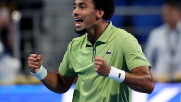 Arthur Fils celebra su victoria contra Jakub Mensik en Doha.