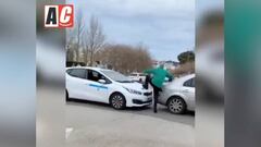 ¡Hincha español reventó un taxi con su propio auto!