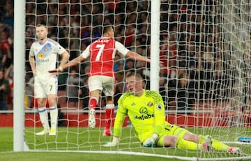 Arsenal's Alexis Sanchez bothers yet another goalkeeper's net. This time, Sunderland.