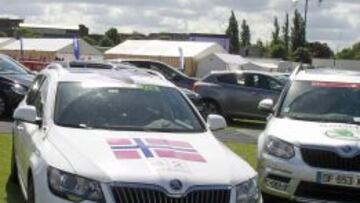 Los coches de la marca checa inundan las carreteras de Francia durante estos días con la caravana del Tour, como Stephen Roche como embajador.