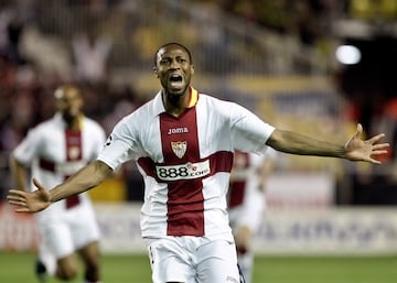 Seydou Keita firm¨® por el Sevilla en 2007, el conjunto hispalense ven¨ªa de hacer un doblete (Copa de la UEFA y Copa del Rey) la temporada anterior y fich¨® al mediocentro pagando 4 millones de euros al Lens franc¨¦s. En su primera temporada en Espa?a, demostr¨® su talento con el bal¨®n a?adido a su imponente f¨ªsico que le hizo dominar el centro del campo sevillista en su primera, y a la postre ¨²nica, temporada en el S¨¢nchez Pizju¨¢n.