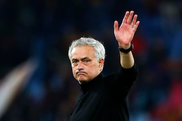 Mourinho suma y sigue, año en blanco en su primera temporada en Turquía