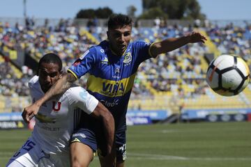 El jugador de Universidad de Chile Jean Beausejour disputa el balon con Lucas Mugni de Everton durante el partido de primera division en el Estadio Sausalito de Vina del Mar, Chile.