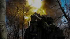 Ukrainian servicemen fire a 2S5 Giatsint-S self-propelled howitzer towards Russian troops outside the frontline town of Bakhmut, amid Russia's attack on Ukraine, in Donetsk region, Ukraine March 5, 2023. REUTERS/Anna Kudriavtseva     TPX IMAGES OF THE DAY