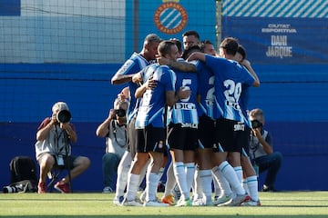 Los jugadores del Espanyol celebran el 1-0 en el debut ante el Montpellier.
