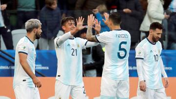 CAF2549. S&Atilde;O PAULO (BRASIL), 06/07/2019.- El jugador de Argentina Paulo Dybala (2-i) celebra un gol, durante el partido Argentina-Chile por el tercer puesto de la Copa Am&eacute;rica de F&uacute;tbol 2019, en el Estadio Arena Corinthians de S&atild