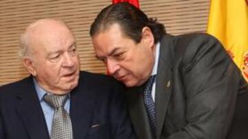 <b>CLUB DE LOS CIEN.</b> El presidente del Real Madrid, Vicente Boluda, compartió mesa y mantel en el palco del Santiago Bernabéu con el llamado 'Club de los Cien', que reúne a los socios más antiguos del club.