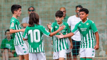 Los jugadores del Betis celebran un gol en LaLiga Promises.