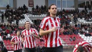 <b>ILUSIÓN </b>Los jugadores de la Unión Deportiva Logroñés saltan al campo de Las Gaunas para jugar un partido de Segunda B esta temporada.