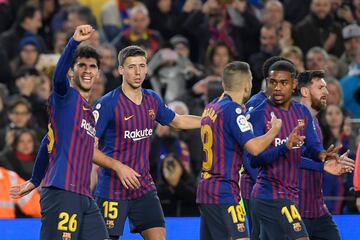 Los jugadores del Barcelona celebran el 2-0 de Aleñá al Villarreal. 