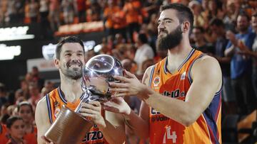 Rafa Martínez y Bojan Dubljevic, con el trofeo de campeón de la Liga Endesa.
