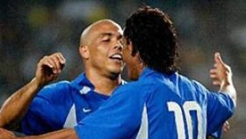 <b>RONALDINHO GAÚCHO, PROTAGONISTA.</B> Con dos goles, Ronaldinho (en la imagen, felicitado por Ronaldo) fue el protagonista del encuentro, en el que ambos conjuntos apostaron por el juego ofensivo.