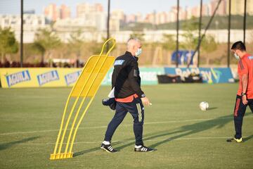 Los dirigidos por Reinaldo Rueda tuvieron su tercer día de prácticas. En la mañana hicieron trabajo de campo mientras que en la tarde se realizó gimnasio y trabajo en cancha.