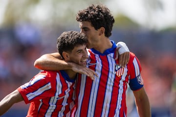 Rayane celebra su gol con Pablo Pérez.