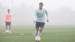 El centrocampista Denis Su&aacute;rez se dispone a golpear el bal&oacute;n durante un entrenamiento del Celta en la ciudad deportiva del club vigu&eacute;s.