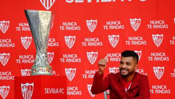 AME7412. GUADALAJARA (MÉXICO), 01/08/2023.- El futbolista mexicano, "Tecatito" Corona del Sevilla participa en una rueda de prensa hoy, previo a su partido contra el Real Betis como parte de La Liga Summer Tour a disputarse en el estadio Akron en la ciudad de Guadalajara, Jalisco. EFE/ Francisco Guasco