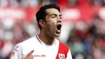 El delantero venezolano del Rayo Vallecano, Miku, muestra su alegr&iacute;a tras marcar al Sevilla el gol del empate a dos.