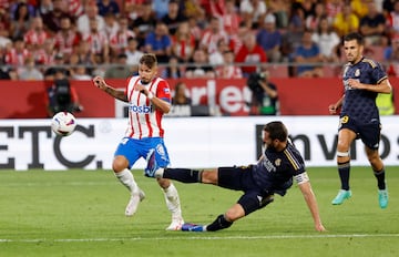 Fuerte entrada del jugador del Real Madrid, Nacho, al jugador del Girona, Portu, con los tacos por delante y a unos pocos minutos del final del encuentro. 
