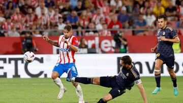 Fuerte entrada del jugador del Real Madrid, Nacho, al jugador del Girona, Portu.