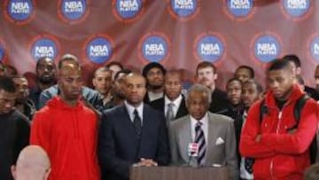 <b>ANTE LA PRENSA. </b>Derek Fisher, presidente del sindicato de jugadores, y Billy Hunter, director ejecutivo, en el centro de la imagen, junto a los representantes de los 30 equipos NBA.