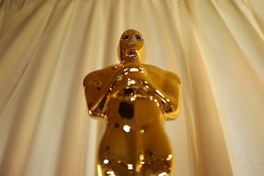 How much does an Oscars trophy cost and what is it made of?