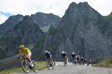 El ciclista esloveno, Tadej Pogacar del equipo UAE Team Emirates, durante el descenso del Col du Tourmalet en la decimocuarta etapa.