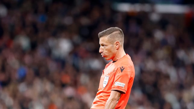 ¿Quién es Davide Massa, el árbitro del Atlético-Leverkusen y cuántas veces ha dirigido al conjunto rojiblanco?