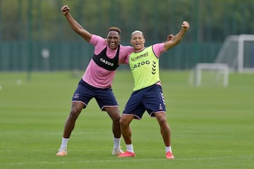 Yerry Mina y James Rodríguez, protagonistas de la práctica del Everton. Los dos colombianos se preparan para el debut en Premier ante el Tottenham