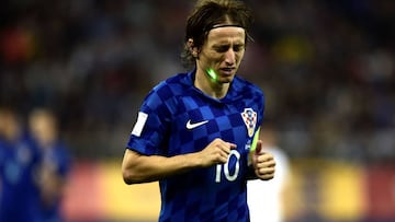 Los aficionados griegos cegaron a Modric durante todo el partido