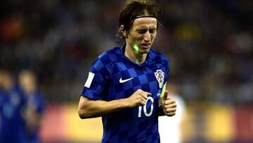 El jugador croata del Real Madrid, Luka Modric, deslumbrado con un láser durante el partido.