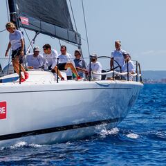 Felipe VI embarca a bordo del ‘Aifos’ en Palma